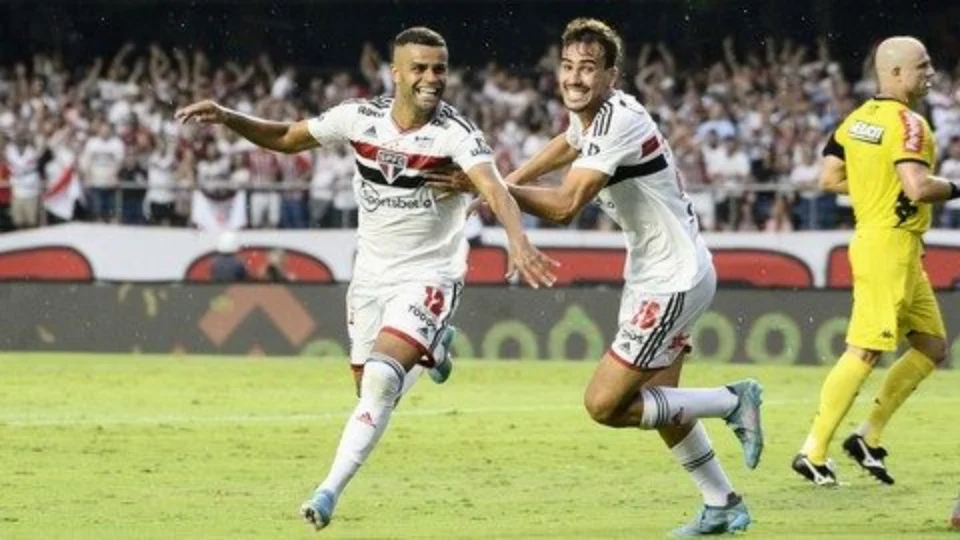 São Paulo vence Timão por 2 a 1 e vai à final do Paulistão com Palmeiras