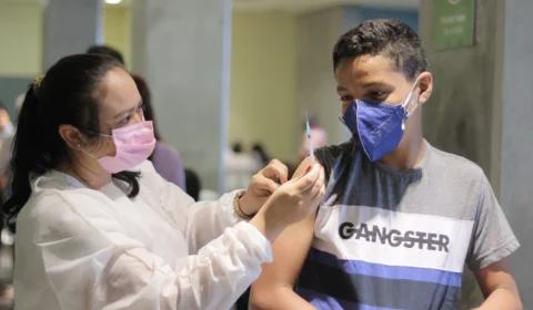 Dose de reforço contra a Covid-19 será aplicada em jovens de 12 a 17 anos a partir desta terça, em Manaus