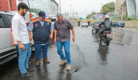 Trecho da Avenida Umberto Calderaro será interditado após buraco abrir na via em Manaus