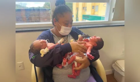 Mãe que teve gêmeos há dez meses dá à luz a trigêmeos em SC