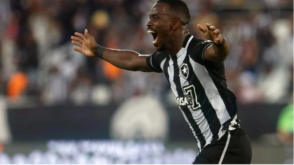 Botafogo vence por 1 a 0, quebra invencibilidade do São Paulo e respira no Brasileirão