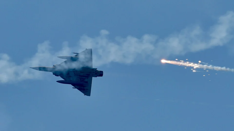 Rotas alternativas de aviação são negociadas por Taiwan devido a exercícios militares chineses