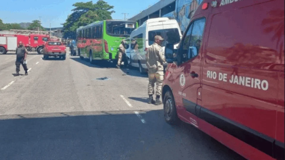 Acidente de ônibus deixa pelo menos 13 feridos no Rio de Janeiro