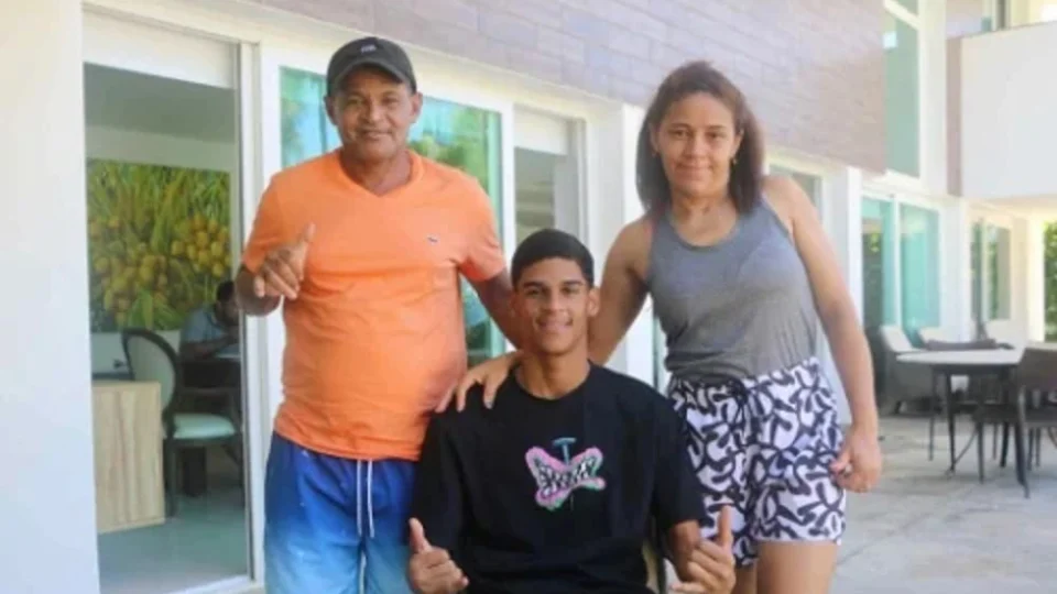 VÍDEO: Luva de Pedreiro apresenta mansão em Recife a jornal esportivo