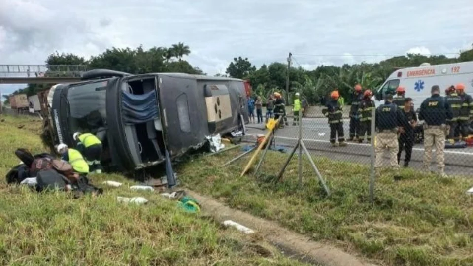 Pneu estourado é apontado como causa de acidente que matou cantor Aleksandro