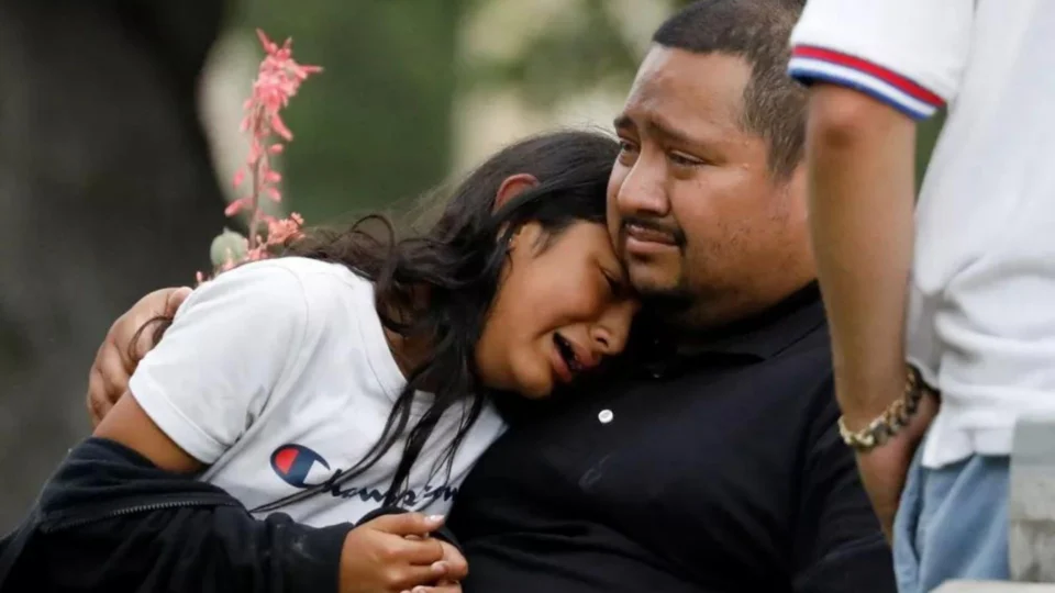 Atirador abre fogo e mata 18 crianças e uma professora em escola de ensino fundamental, nos EUA