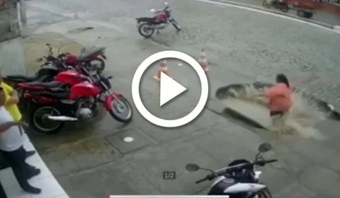 VÍDEO: mulher é ‘engolida’ por cratera no meio da calçada, no Ceará