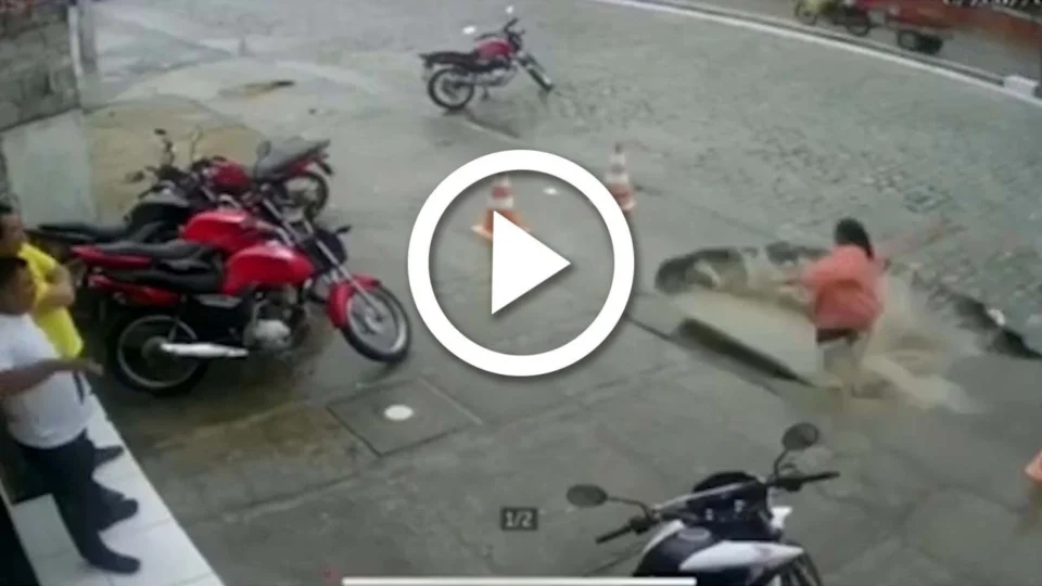VÍDEO: mulher é ‘engolida’ por cratera no meio da calçada, no Ceará