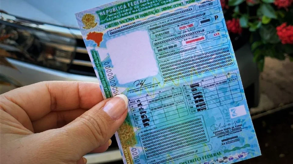 Carteira Nacional de Habilitação tem novo modelo a partir desta quarta-feira
