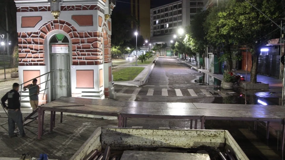 Pontes são instaladas e trecho do ‘Relógio’ na Avenida Eduardo Ribeiro é interditado, em Manaus