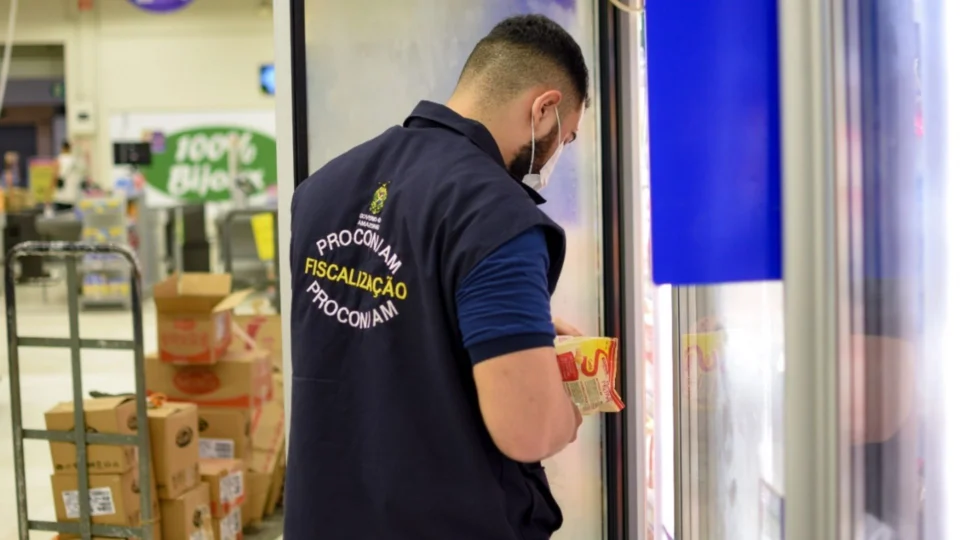 Mais de 26 Kg de produtos de limpeza e alimentos em condições inadequadas são recolhidos pelo Procon-AM