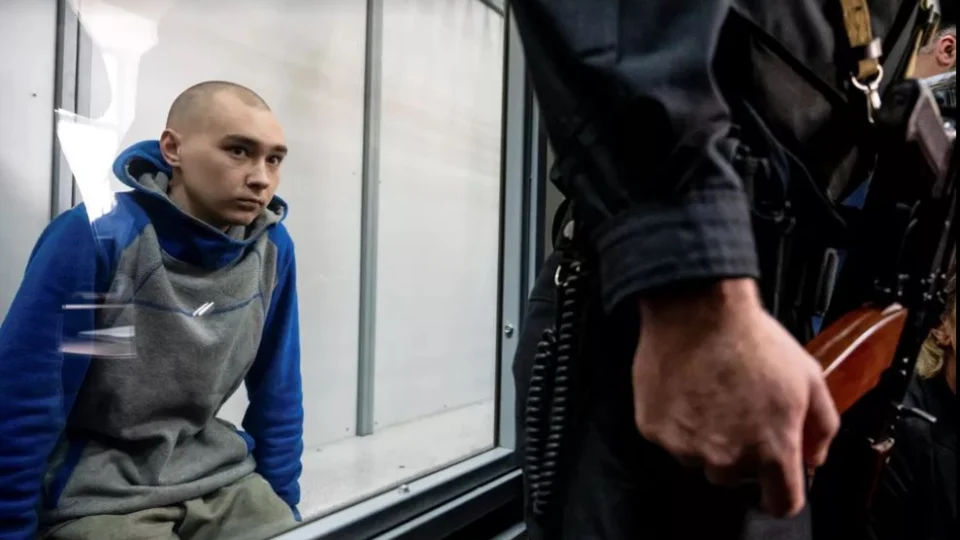 Corte ucraniana julga soldado russo de 21 anos capturado e acusado de ter atirado contra civil