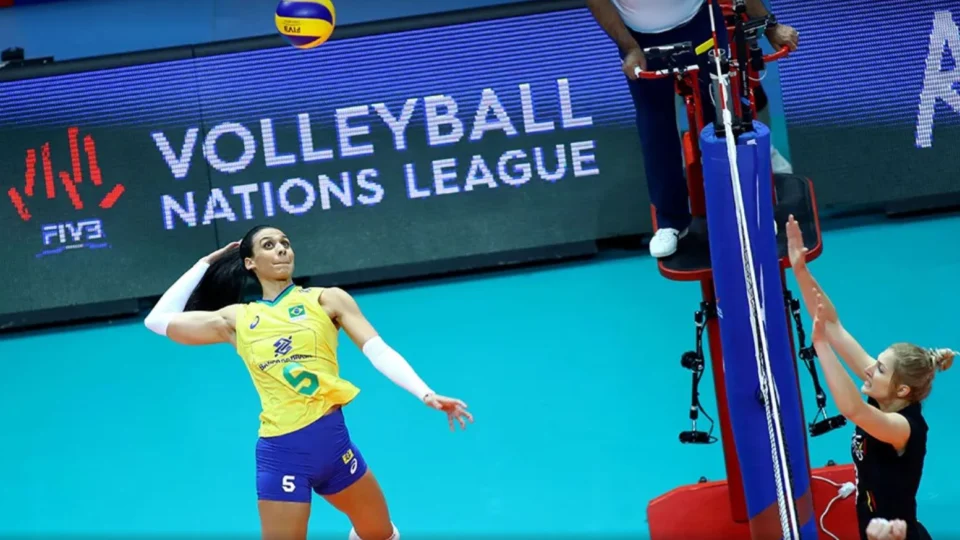 Ex-jogadora da seleção brasileira de vôlei descobre tumor no estômago e se afasta das quadras