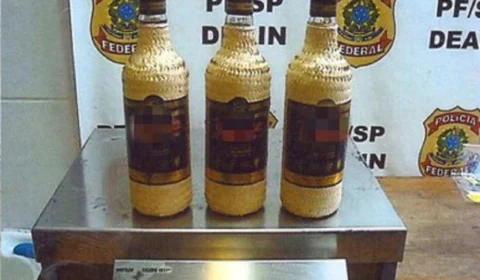 Mulher é presa com droga escondida dentro de garrafas de cachaça no aeroporto de São Paulo