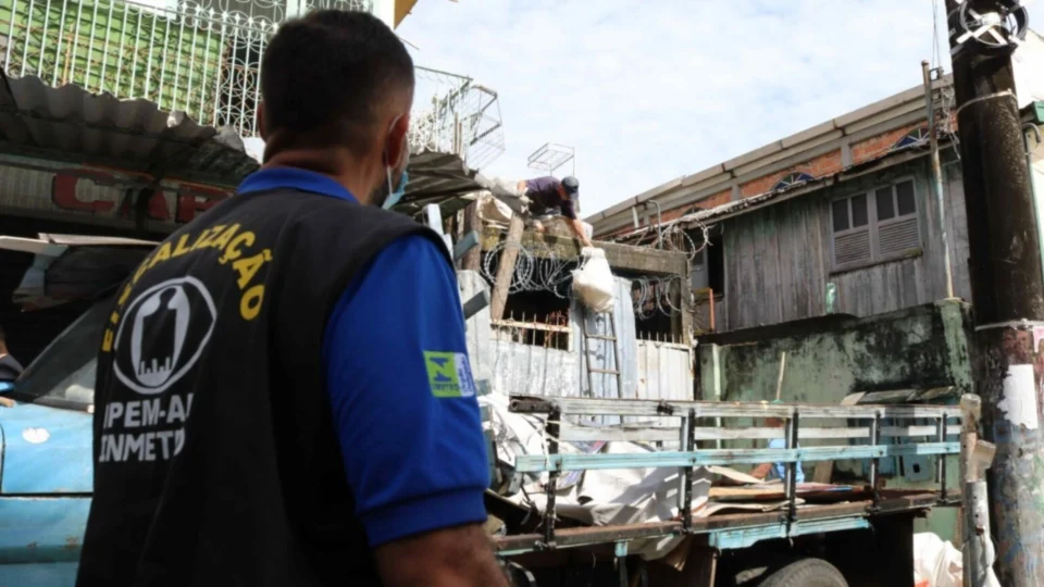 CIF interdita estabelecimento por comércio irregular de sucatas em Manaus