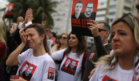 Manifestantes, parentes e amigos, no Rio de Janeiro, pedem respostas sobre desaparecimento no Amazonas