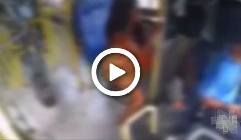 VÍDEO: mulher é flagrada furtando mochila de motorista de ônibus no Maranhão