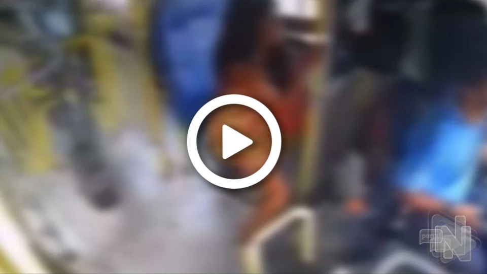 VÍDEO: mulher é flagrada furtando mochila de motorista de ônibus no Maranhão