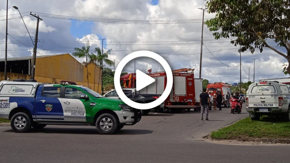 VÍDEO: carro cai em igarapé após colidir com caminhão na Zona Norte de Manaus
