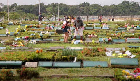 Cemitérios de Manaus recebem ações de combate à dengue e serviços de limpeza