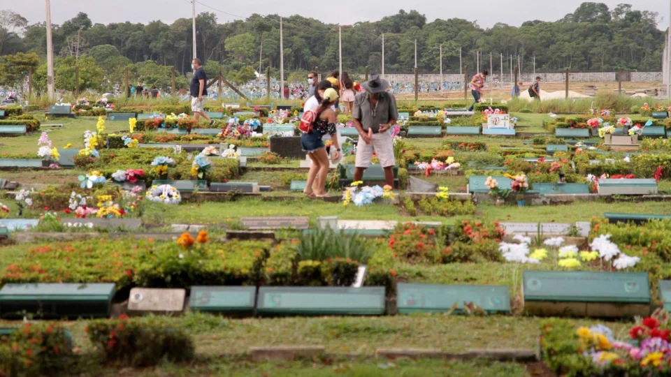 Cemitérios de Manaus recebem ações de combate à dengue e serviços de limpeza