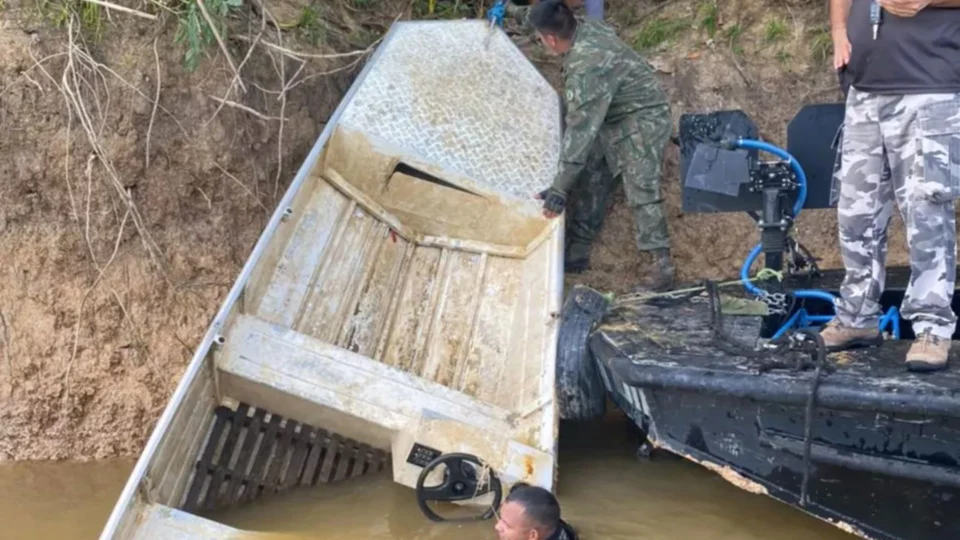 Embarcação de Bruno Pereira e Dom Phillips é encontrada a 20 metros de profundidade no Rio Itacoaí em Atalaia do Norte, no AM