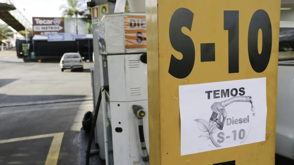 Petrobras anuncia redução de R$ 0,30 no diesel a partir desta terça-feira