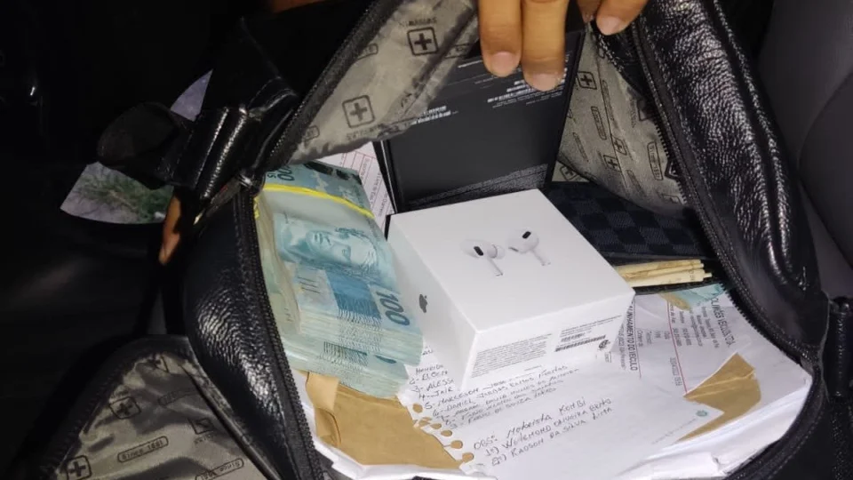 Após denúncia, irmão de candidato a deputado federal é flagrado com R$ 34 mil em Manaus