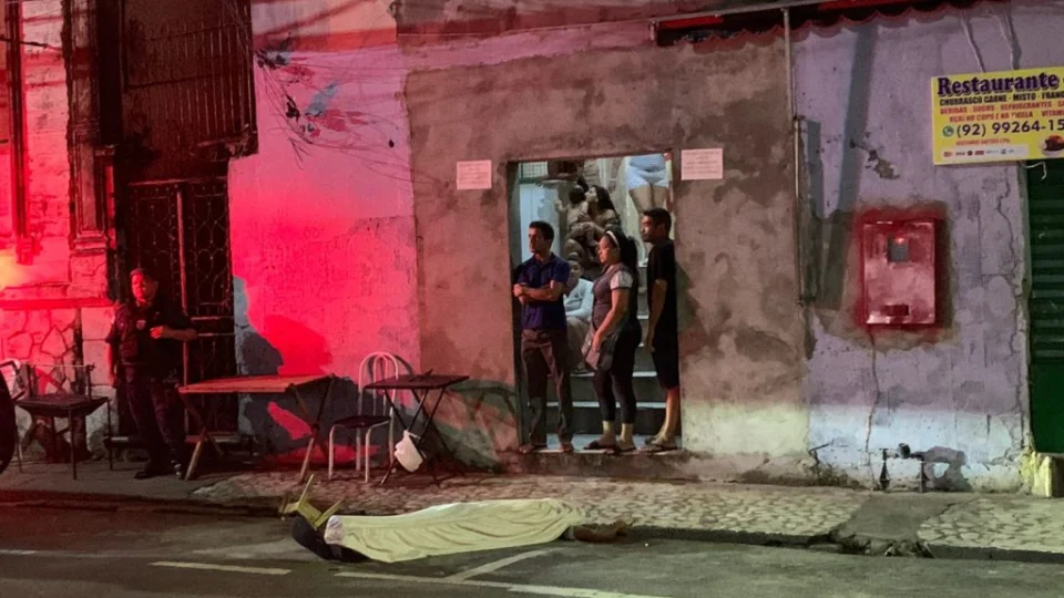 Homem é executado com 7 tiros na avenida Joaquim Nabuco, Centro de Manaus