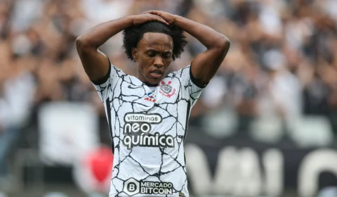 Willian deve reforçar Corinthians no duelo contra Flamengo pelas quartas de final da Libertadores nesta terça, 09