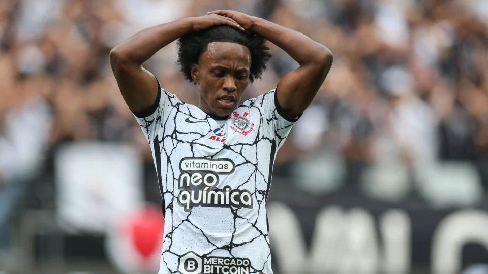 Willian deve reforçar Corinthians no duelo contra Flamengo pelas quartas de final da Libertadores nesta terça, 09