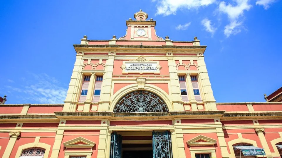 Ícone da arquitetura histórica de Manaus, mercado Adolpho Lisboa completa 139 anos
