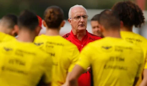 Dorival Júnior terá volta de Arrascaeta e promete mudanças para duelo com Cuiabá pelo Brasileirão