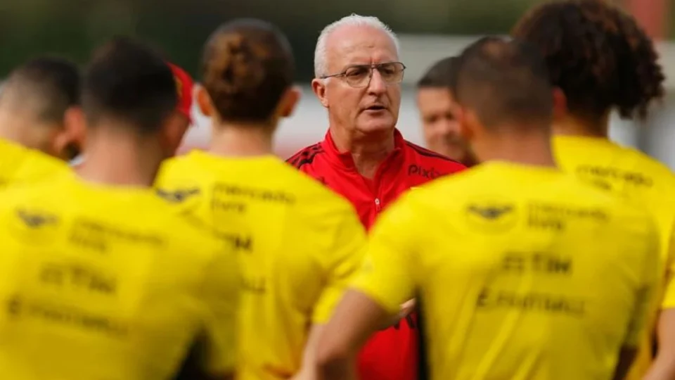 Dorival Júnior terá volta de Arrascaeta e promete mudanças para duelo com Cuiabá pelo Brasileirão