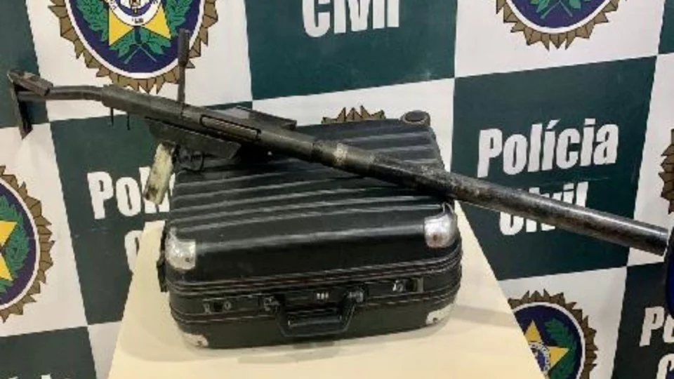 Mulher é presa com metralhadora em mala na rodoviária do Rio de Janeiro