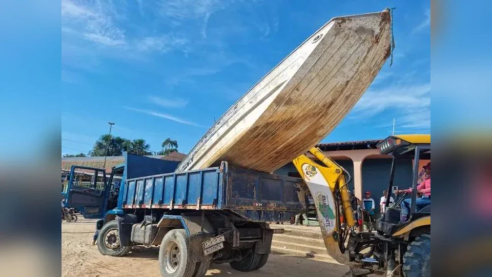 Embarcação de Bruno e Dom é levada para galpão, no Amazonas