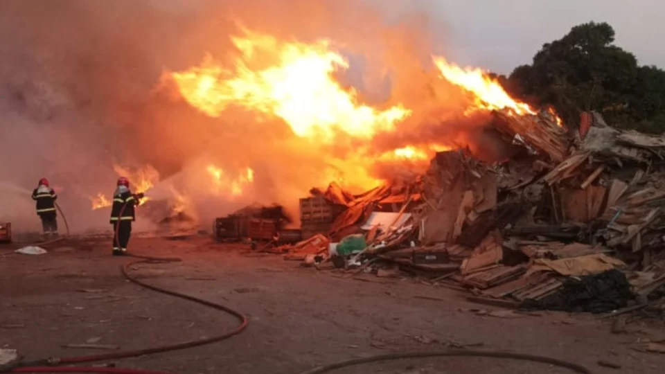 Incêndio atinge entulho próximo fábrica de coleta seletiva na Zona Sul de Manaus; veja fotos