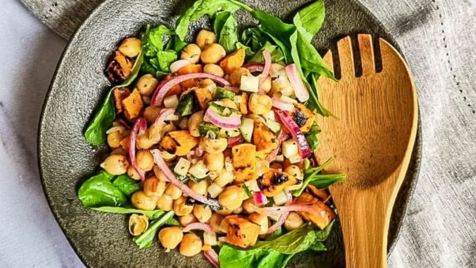 RECEITA FÁCIL: aprenda a fazer salada de grão-de-bico com batata doce