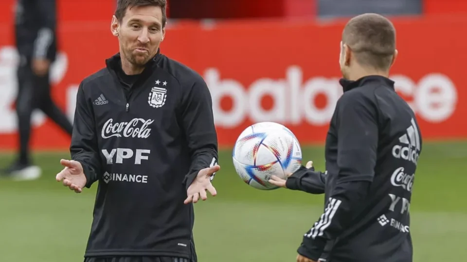 Lionel Messi diz que Bola de Ouro deve ficar com Karim Benzema