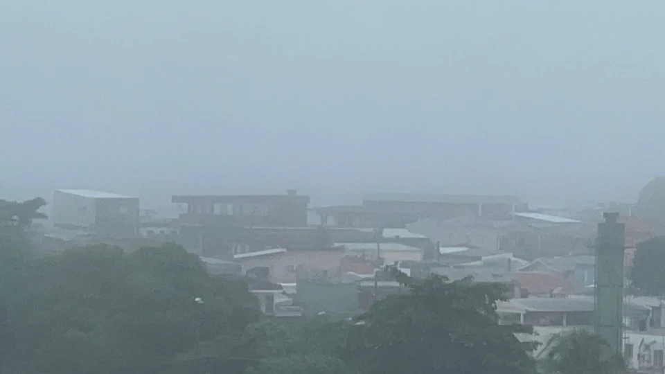 Manaus amanhece coberta por forte neblina nesta segunda-feira e altera voos no aeroporto internacional; veja fotos