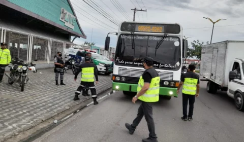 Sete veículos que realizavam transporte clandestino são removidos pelo IMMU, em Manaus