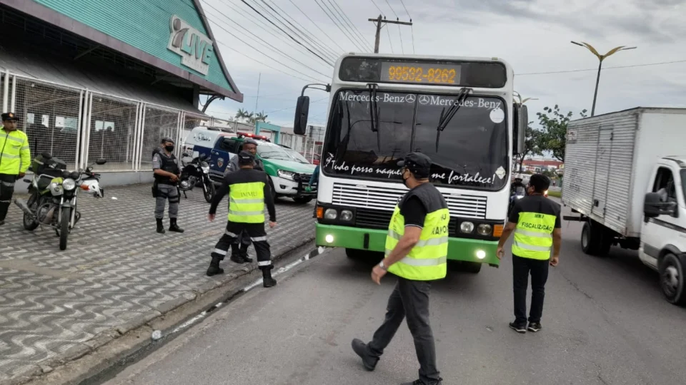 Sete veículos que realizavam transporte clandestino são removidos pelo IMMU, em Manaus