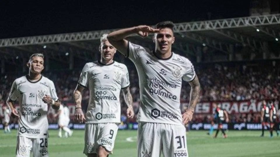 Corinthians vence Atlético Goianiense por 1 a 0 e assume liderança do Brasileirão