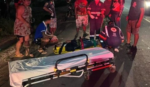 Motoqueiro se distrai ao brincar com amigo e atinge traseira de carro, em Manaus