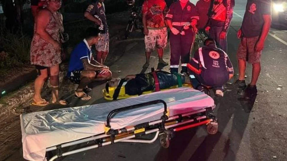 Motoqueiro se distrai ao brincar com amigo e atinge traseira de carro, em Manaus