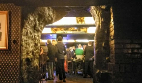 Homem mata dois e fere diversas pessoas em bar gay em Oslo, na Noruega