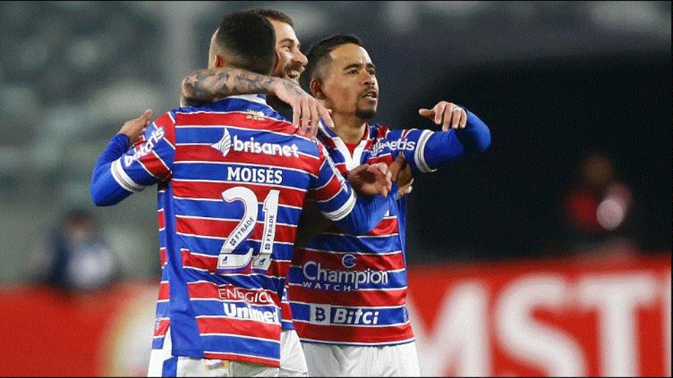 Fortaleza goleia Colo-Colo por 4 a 3, avança às oitavas de final e faz história fora de casa na Libertadores da América