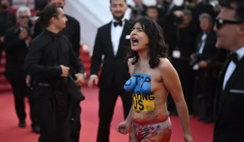 Ativista seminua invade tapete vermelho no Festival de Cannes em protesto contra estupros na Ucrânia