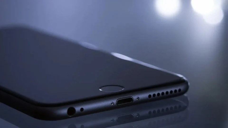 Apple será obrigada a usar USB-C no iPhone a partir de 2024 na UE