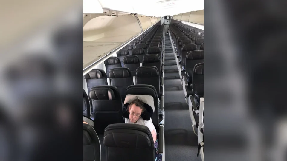 Passageira tetraplégica é esquecida dentro de avião em aeroporto de Londres